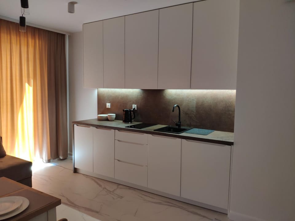 Coffee/tea facilities, Kitchen or kitchenette, stove