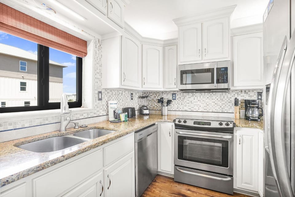Kitchen or kitchenette, dishwasher, oven