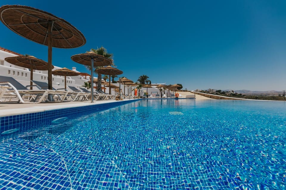 Swimming pool, sunbed