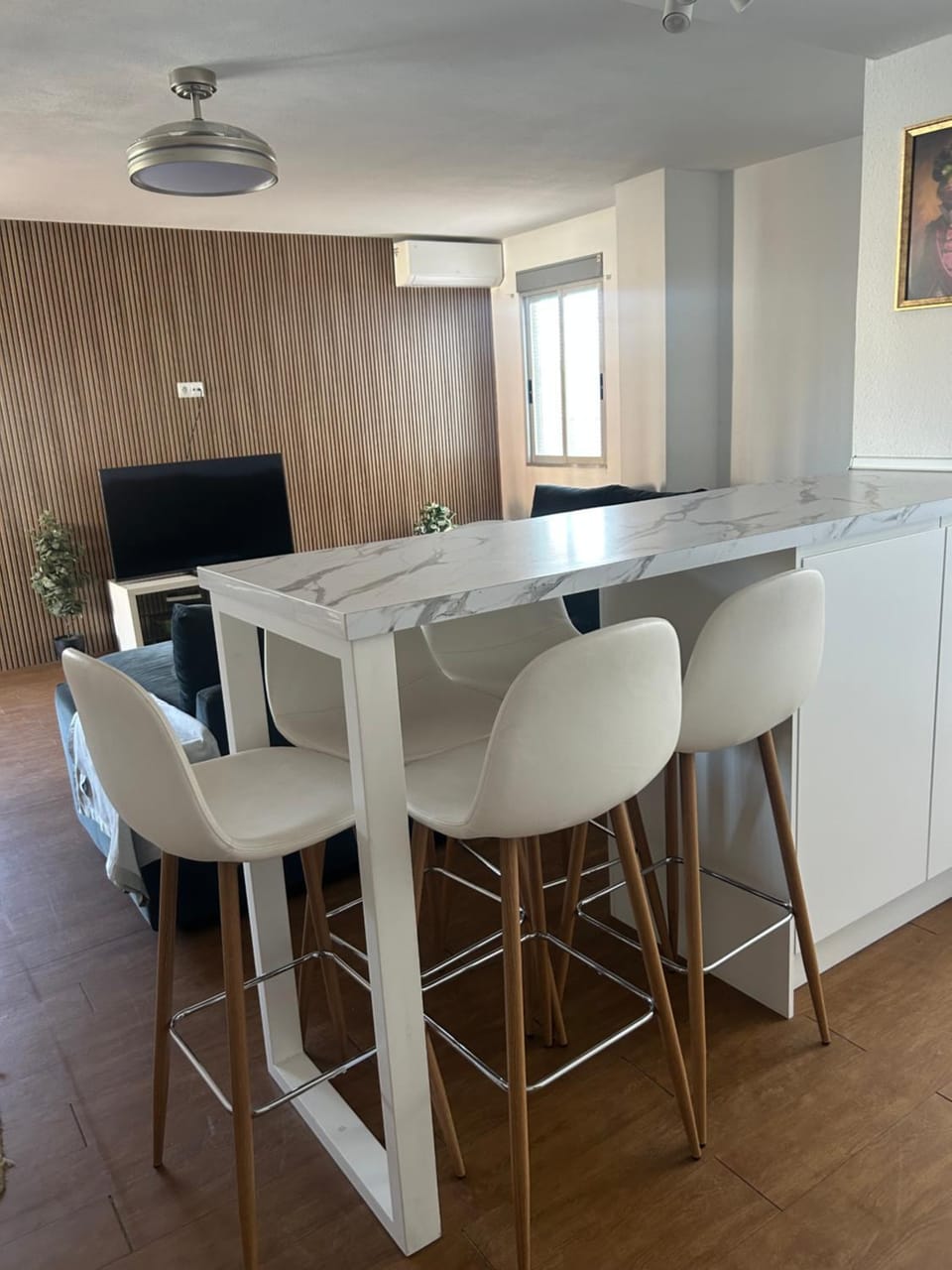 Kitchen or kitchenette, Living room, Seating area, Dining area