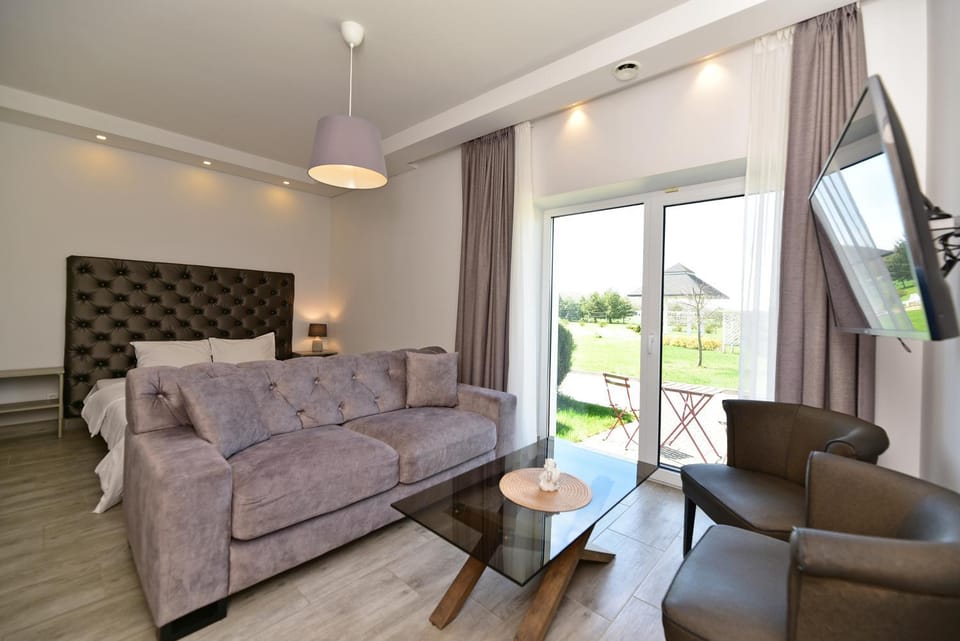 Communal lounge/ TV room, TV and multimedia, Living room, Bedroom