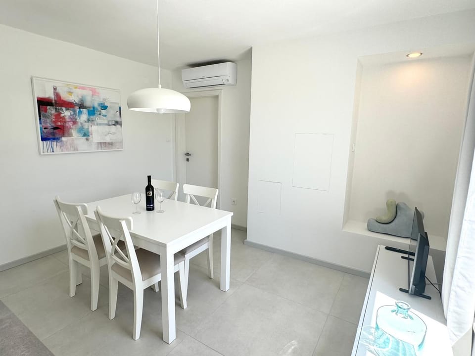 Kitchen or kitchenette, Dining area, air conditioner