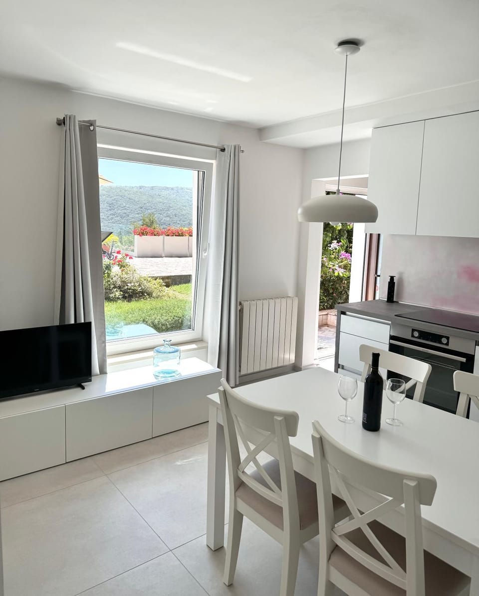 TV and multimedia, Kitchen or kitchenette, Dining area