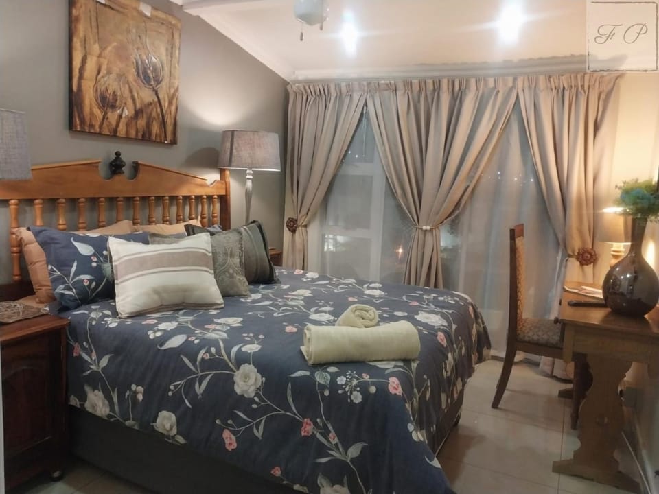 Bed, Photo of the whole room, Bedroom, Garden view, Pool view, towels, wardrobe