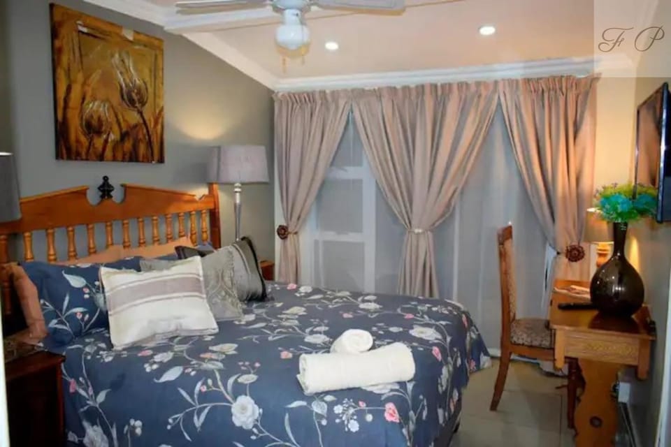 Bed, TV and multimedia, Photo of the whole room, Bedroom, Garden view, Pool view, towels, wardrobe