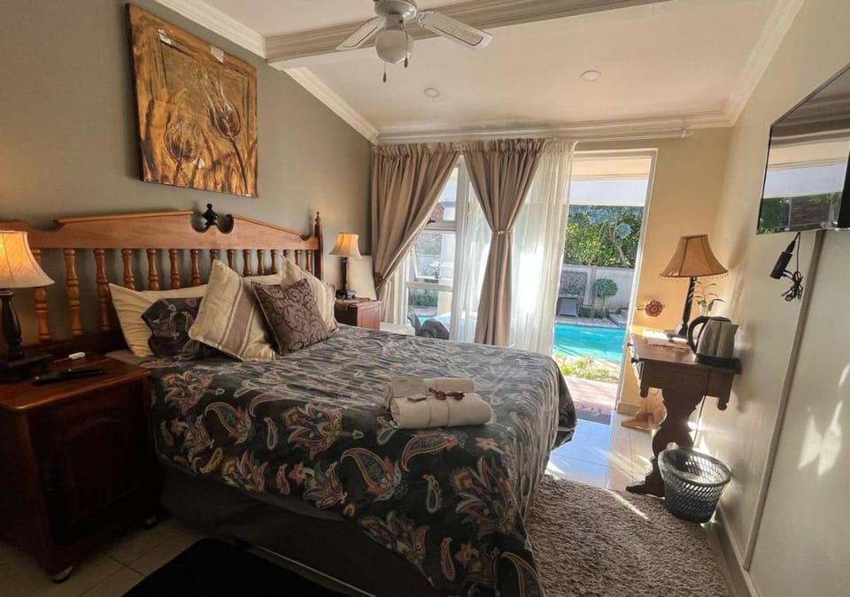 Bed, TV and multimedia, Photo of the whole room, Bedroom, Garden view, Pool view, towels, wardrobe