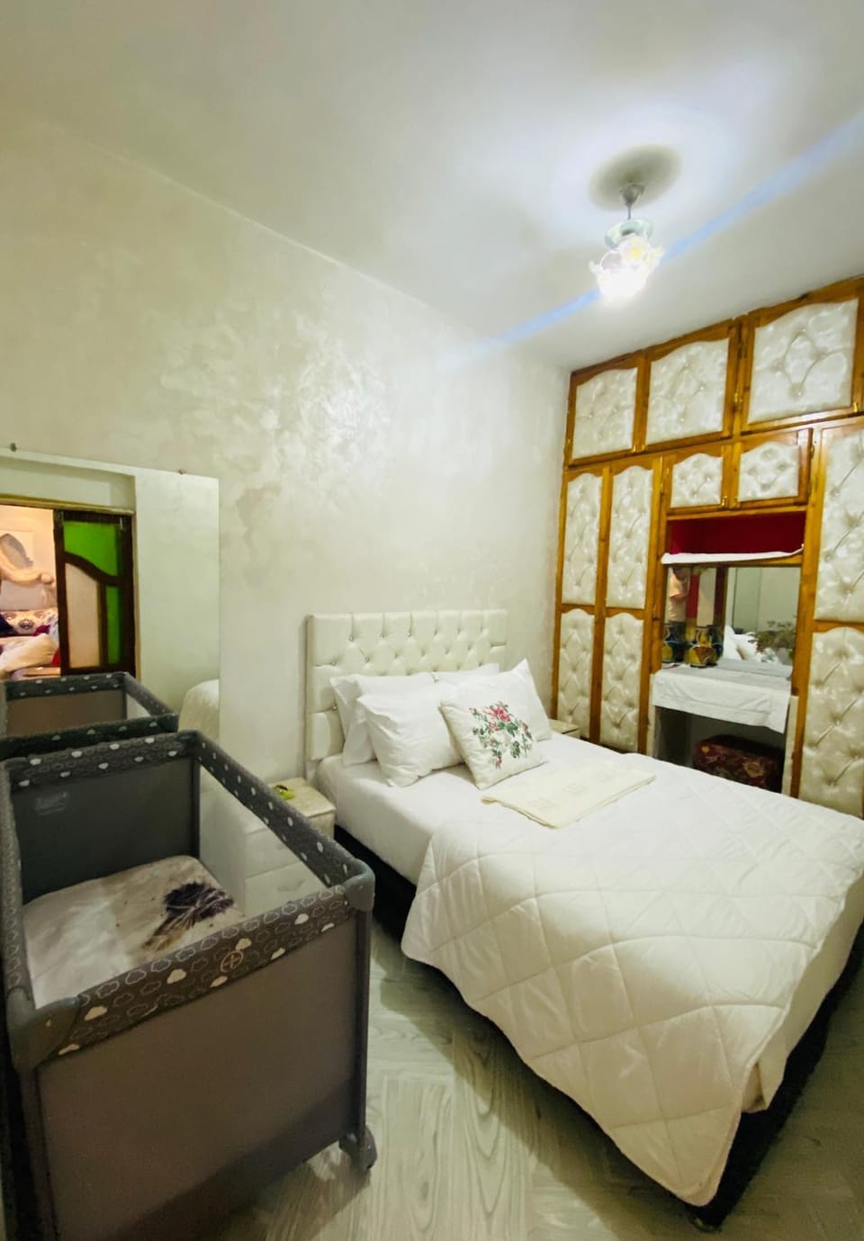 Bed, Photo of the whole room, cot, towels
