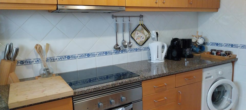 Coffee/tea facilities, Kitchen or kitchenette, dishwasher, stove, toaster, washing machine