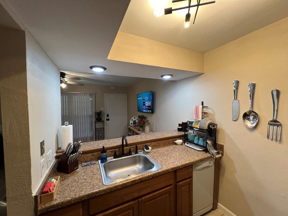 Las Sombras #802 Stylish condo, Pool, close to Airport, NE Hosp, Fort SH, Randall AFB Apartment in San Antonio