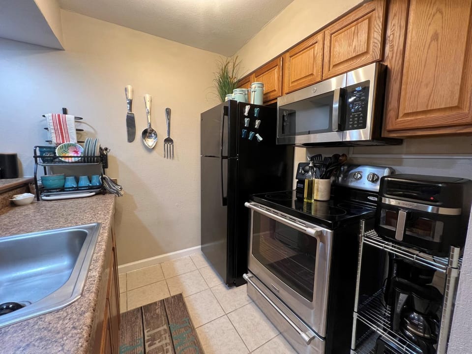 Las Sombras #802 Stylish condo, Pool, close to Airport, NE Hosp, Fort SH, Randall AFB Apartment in San Antonio