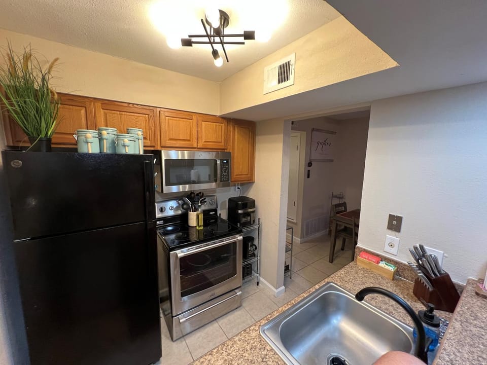 Las Sombras #802 Stylish condo, Pool, close to Airport, NE Hosp, Fort SH, Randall AFB Apartment in San Antonio