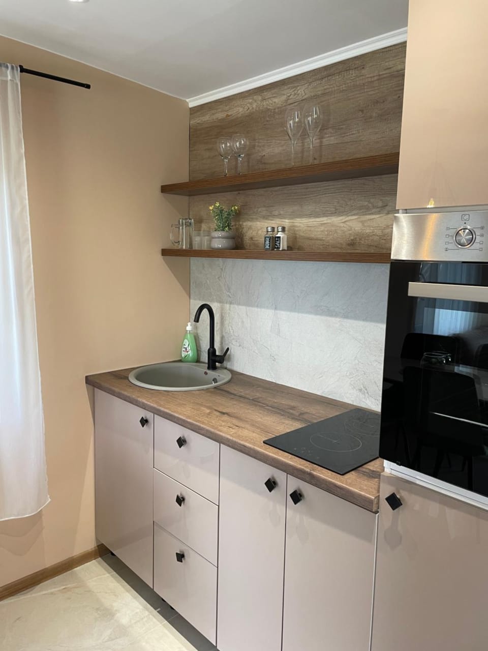 Kitchen or kitchenette, minibar, stove