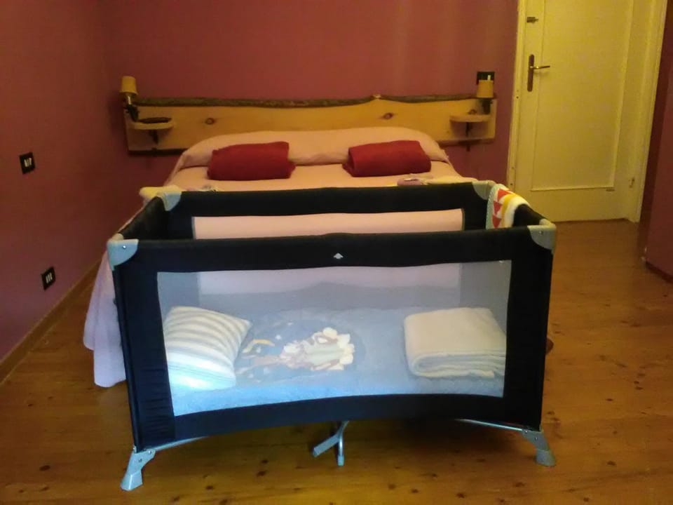 Bed, Photo of the whole room, Bedroom, cot