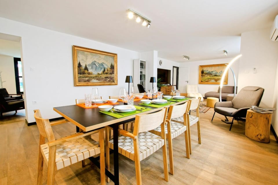 Living room, Seating area, Diving