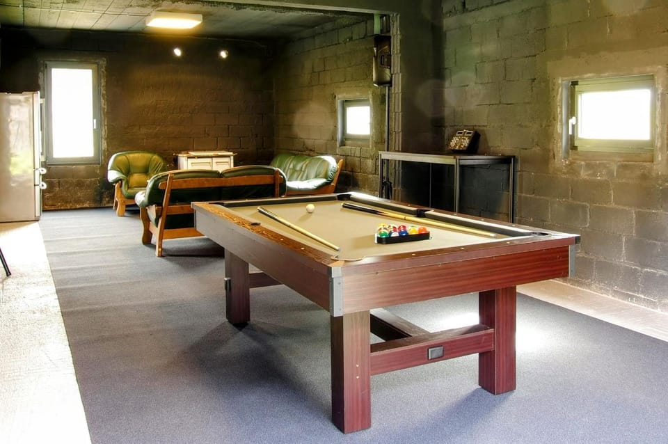 Billiard, Game Room