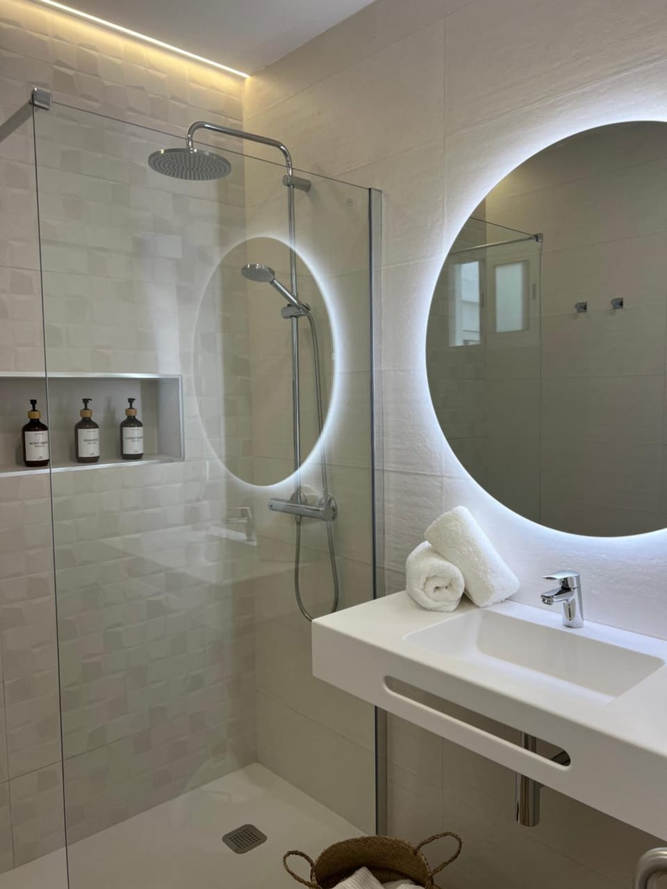 Shower, Bathroom, towels