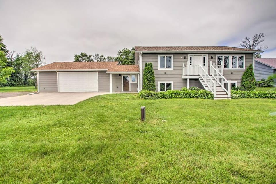 Modern Home on Mille Lacs Lake! Amazing yard and game-room! House in Minnesota