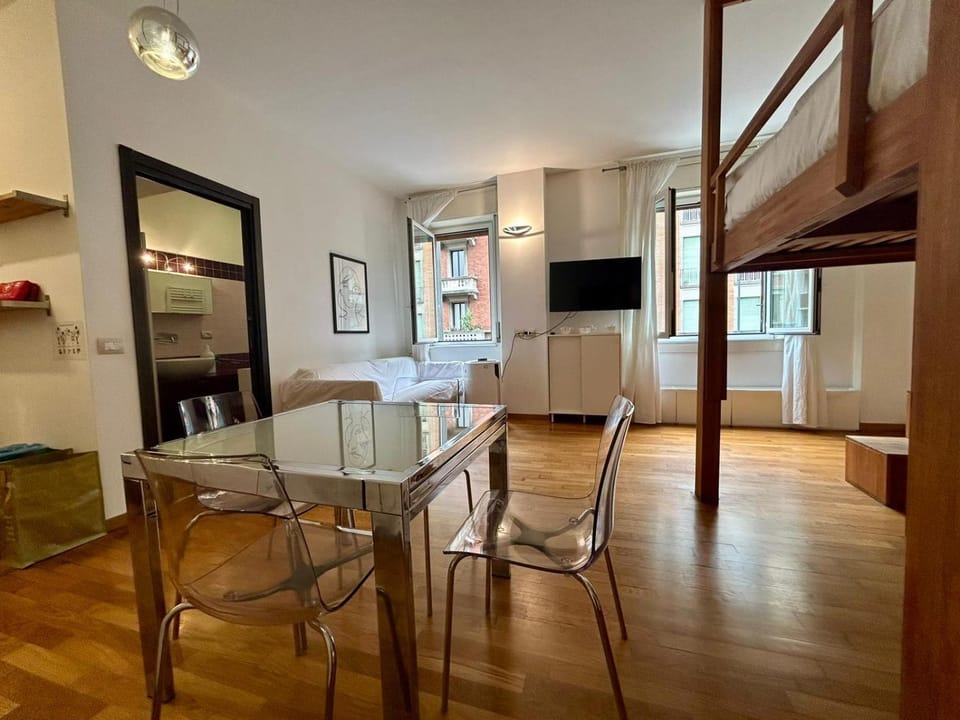 TV and multimedia, Kitchen or kitchenette, Living room, Seating area, Dining area