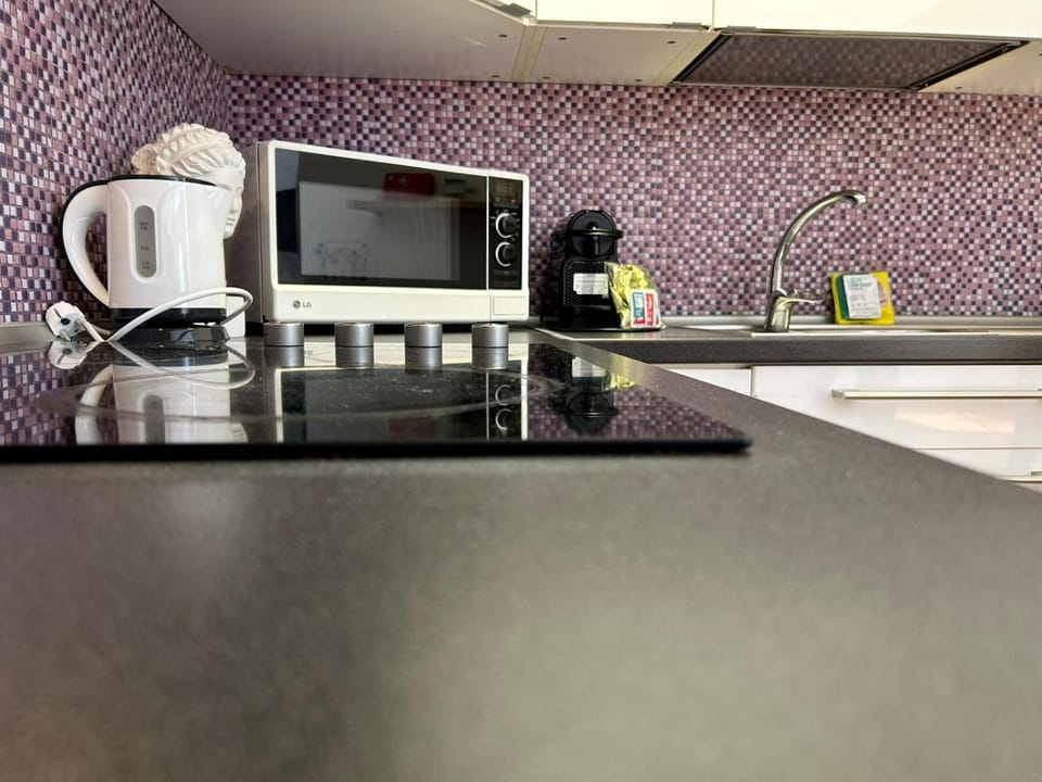 Coffee/tea facilities, Kitchen or kitchenette, stove