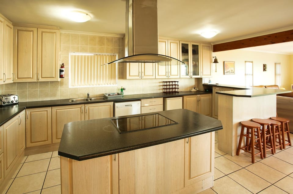 Kitchen or kitchenette, dishwasher, stove