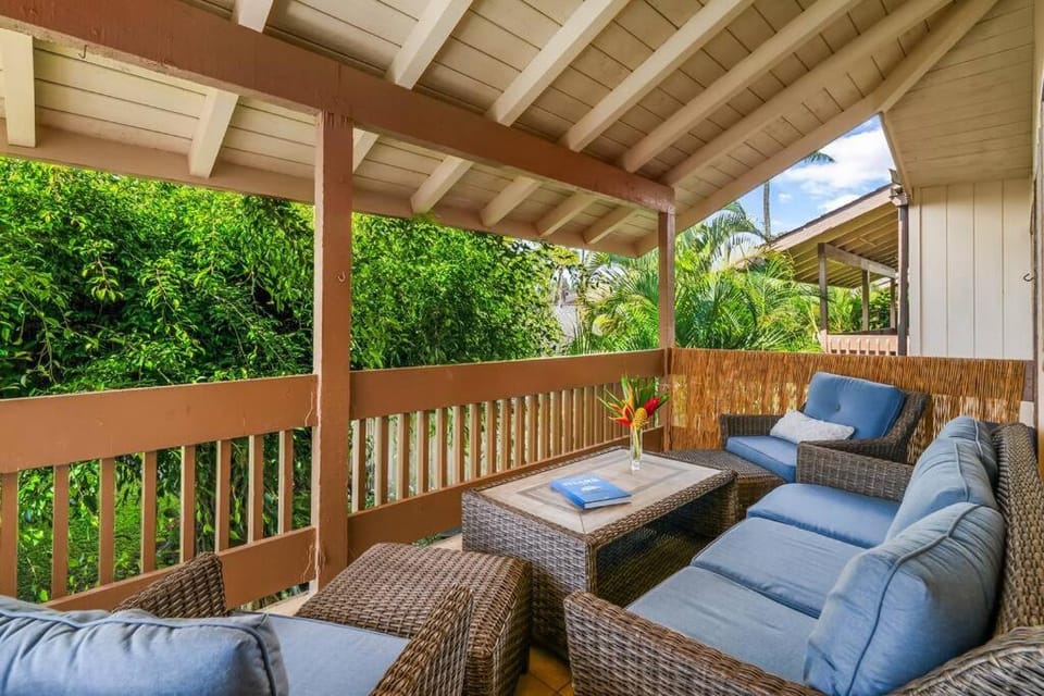 Contemporary 2-BR Condo AC & Scenic Views in PV Apartment in Princeville