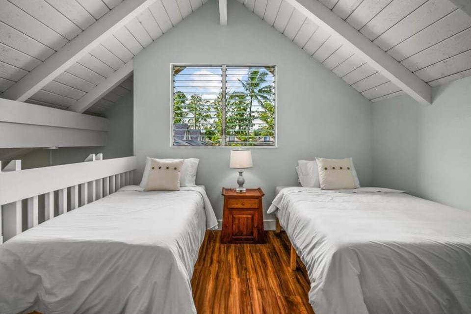 Contemporary 2-BR Condo AC & Scenic Views in PV Apartment in Princeville