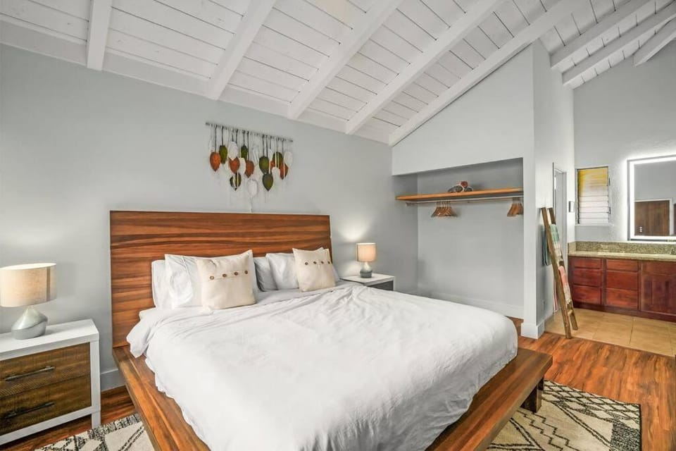 Contemporary 2-BR Condo AC & Scenic Views in PV Apartment in Princeville