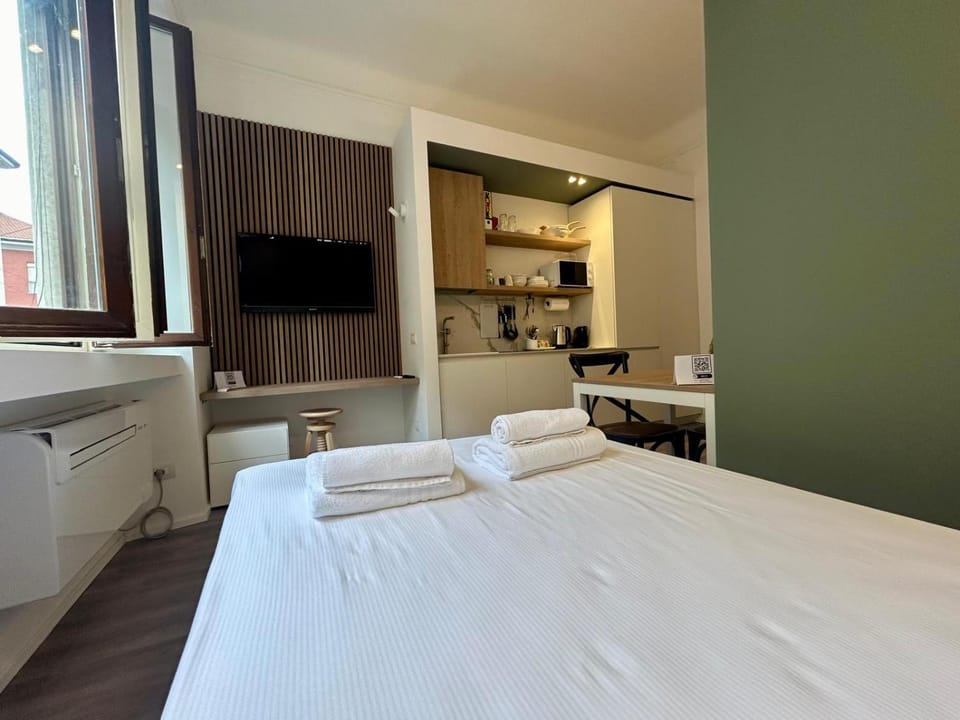 Bed, TV and multimedia, Kitchen or kitchenette, Photo of the whole room, Bedroom