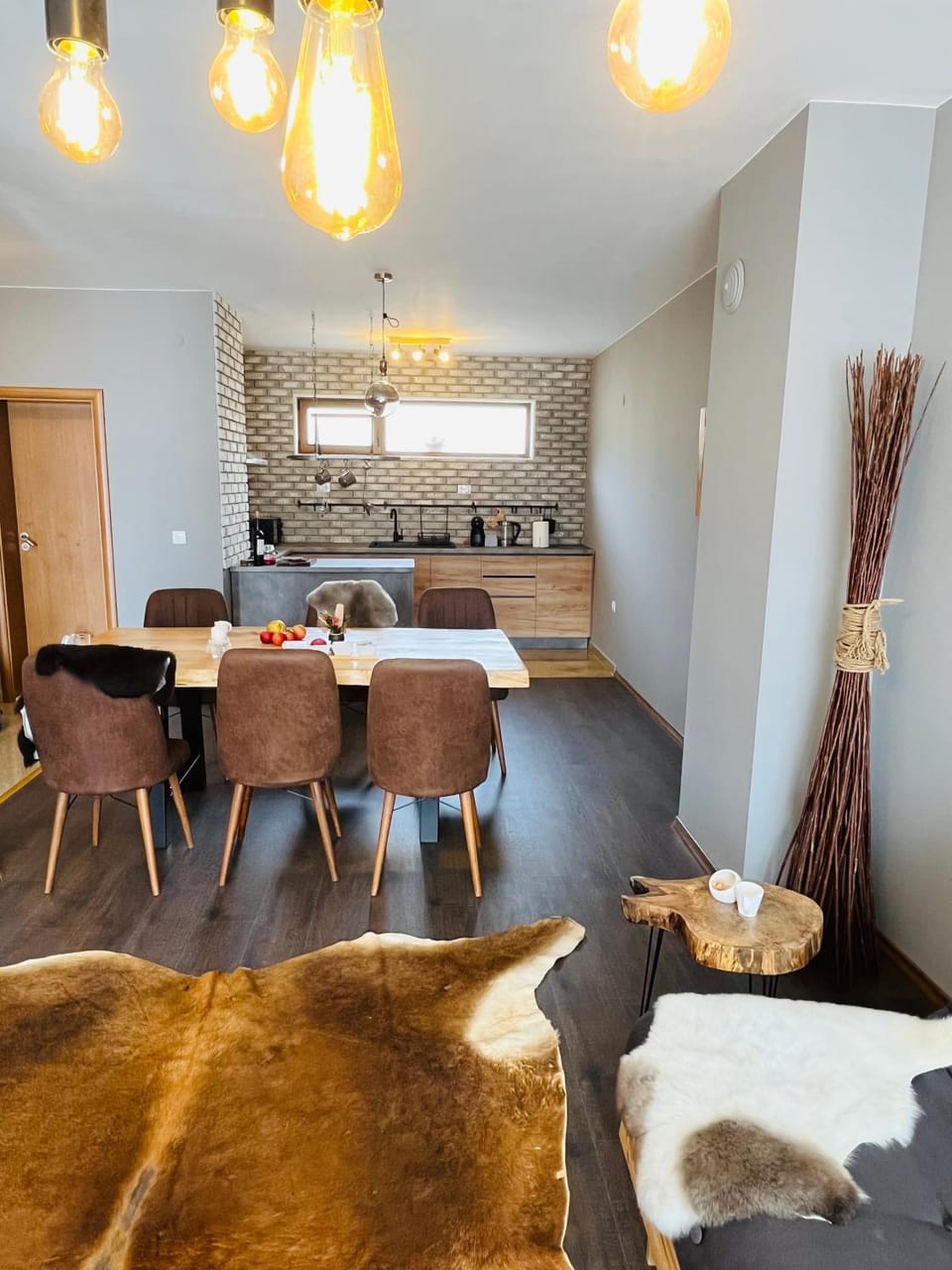 Kitchen or kitchenette, Dining area