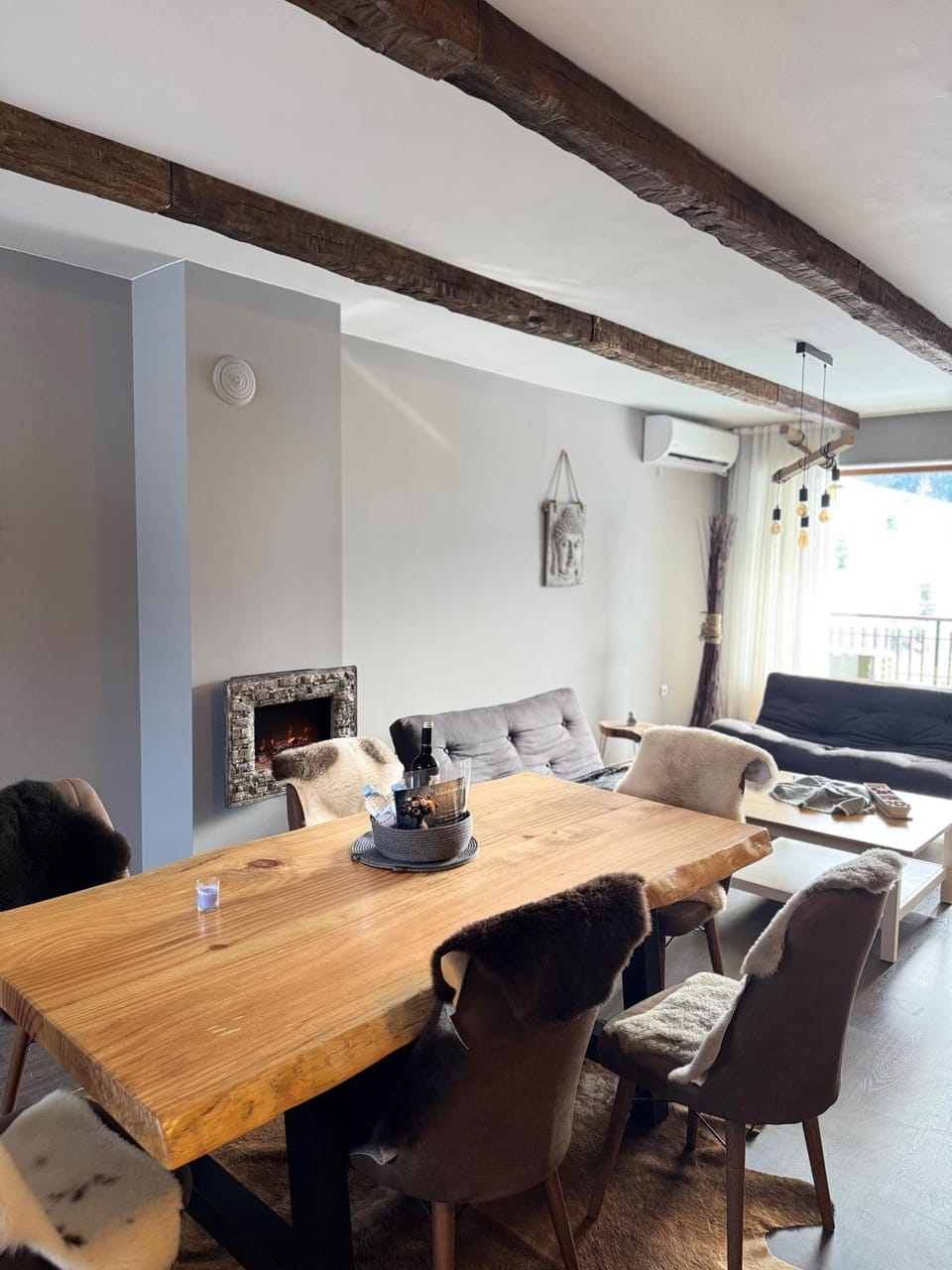 Seating area, Dining area, fireplace