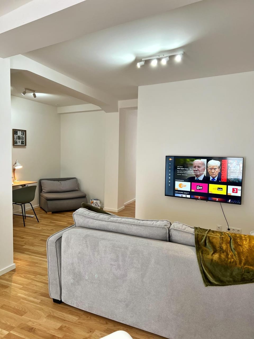 TV and multimedia, Living room, Photo of the whole room, Seating area
