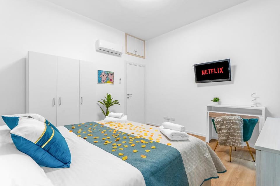 Bed, TV and multimedia, Photo of the whole room, Bedroom, towels, air conditioner