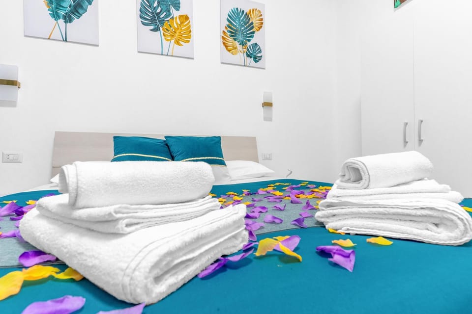 Bed, Bedroom, towels