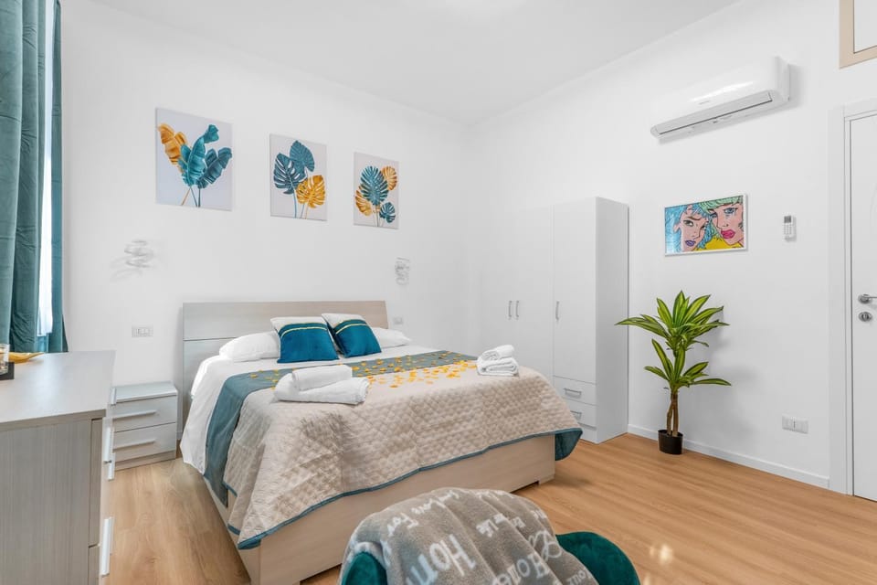Bed, Photo of the whole room, Bedroom, wardrobe, air conditioner