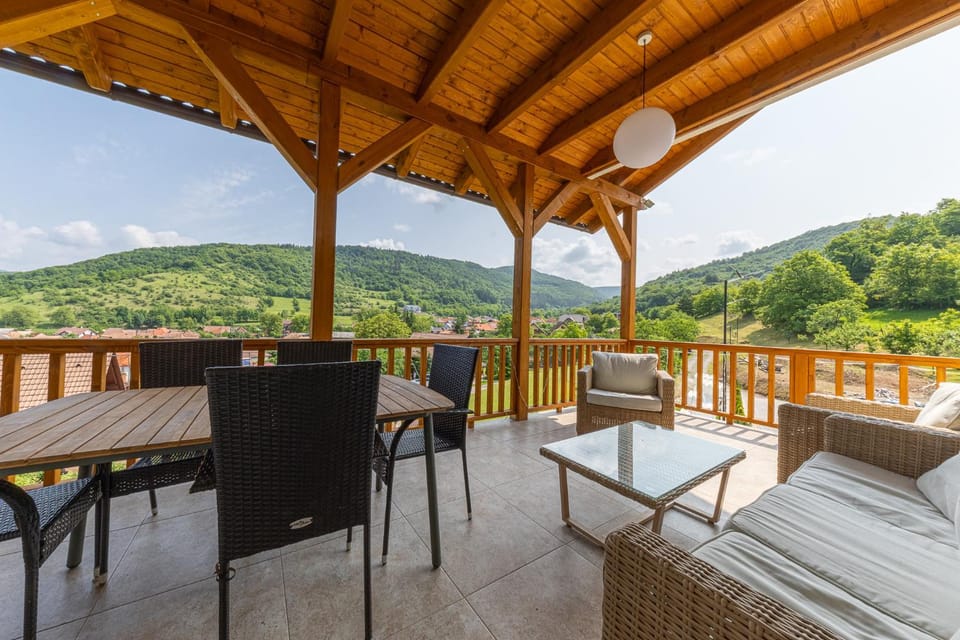 Communal lounge/ TV room, Day, Natural landscape, View (from property/room), Balcony/Terrace, Mountain view
