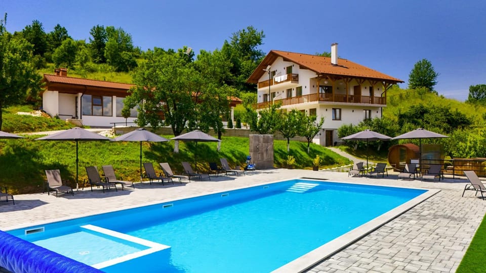 Property building, Garden, Garden view, Swimming pool, sunbed