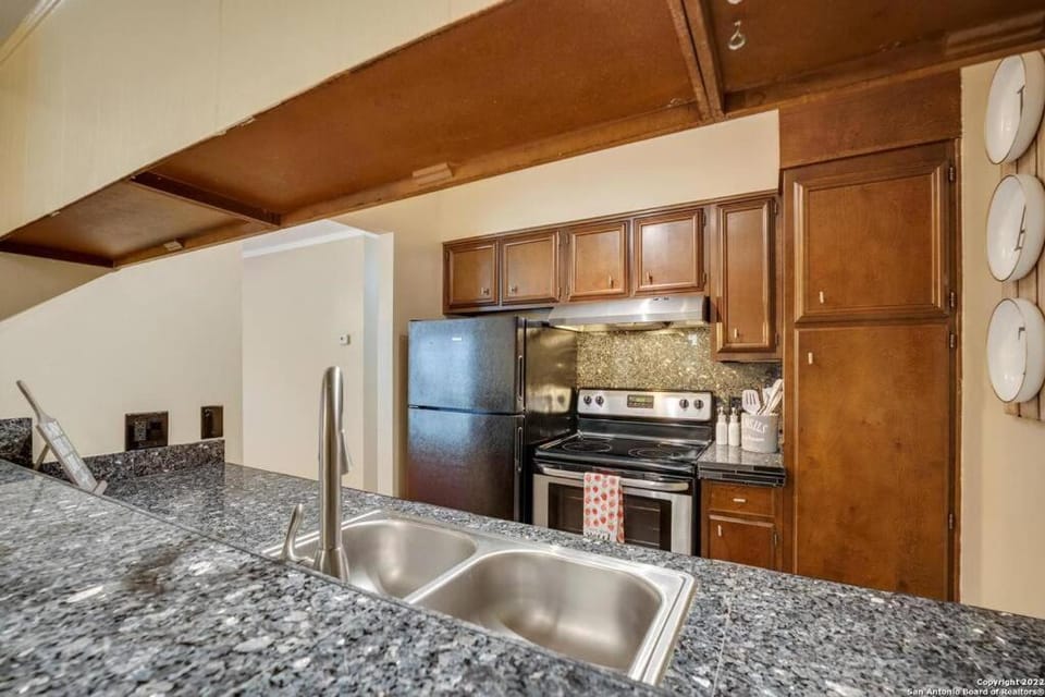 Las Sombras #1207 Stylish condo Pool close to NE Hosp, Airport, Fort SH, Randall AFB Apartment in San Antonio