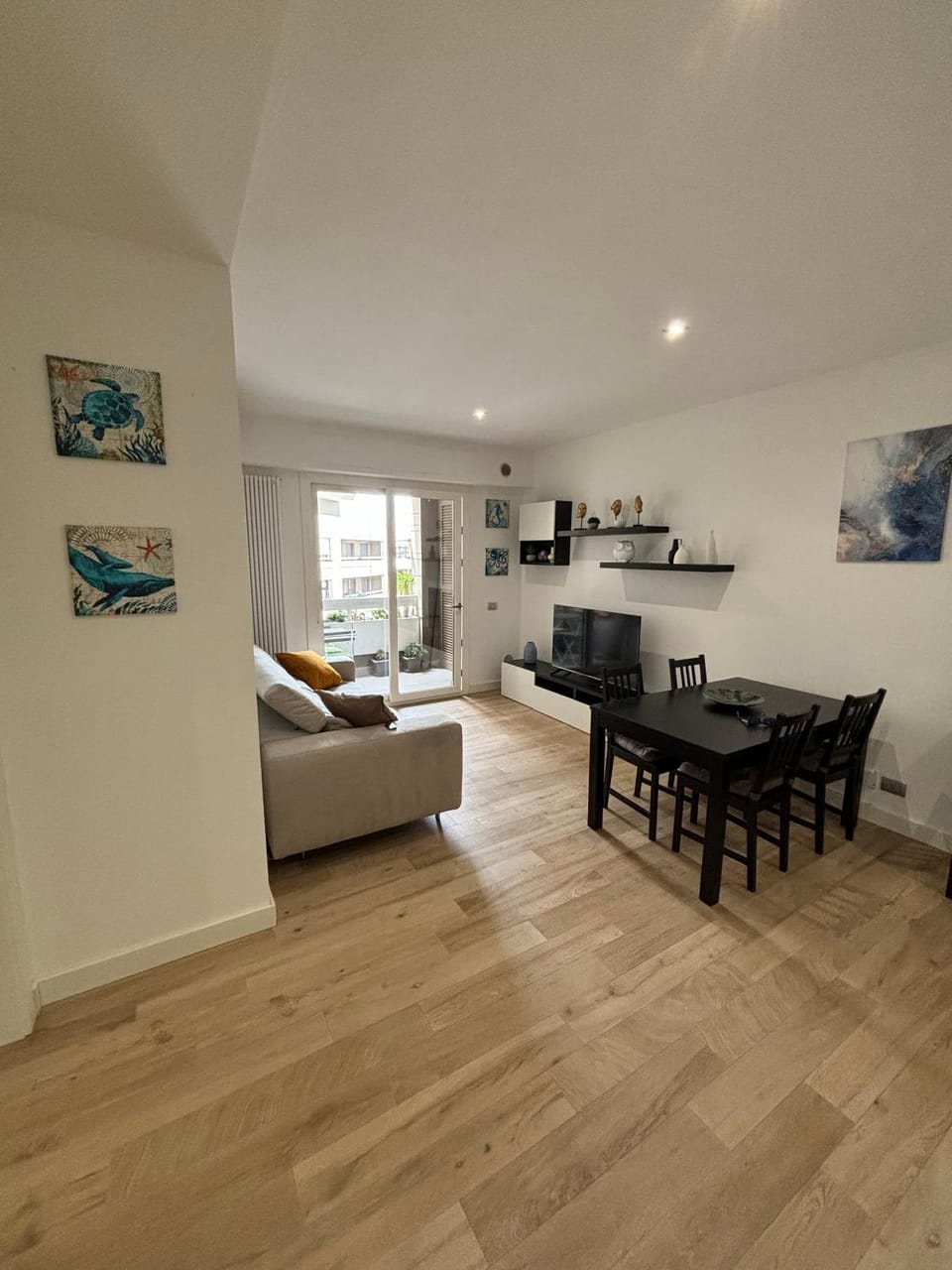 Kitchen or kitchenette, Living room, Seating area, Dining area