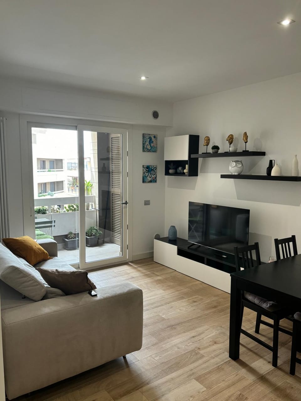 TV and multimedia, Living room, Seating area, Dining area