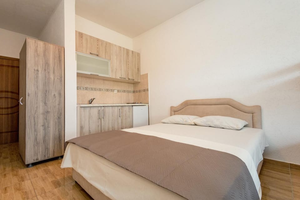 Bed, Kitchen or kitchenette, Bedroom, wardrobe