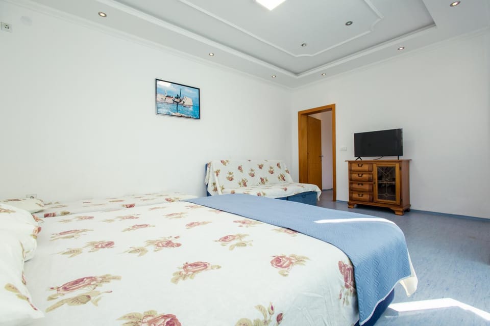 Bed, TV and multimedia, Bedroom