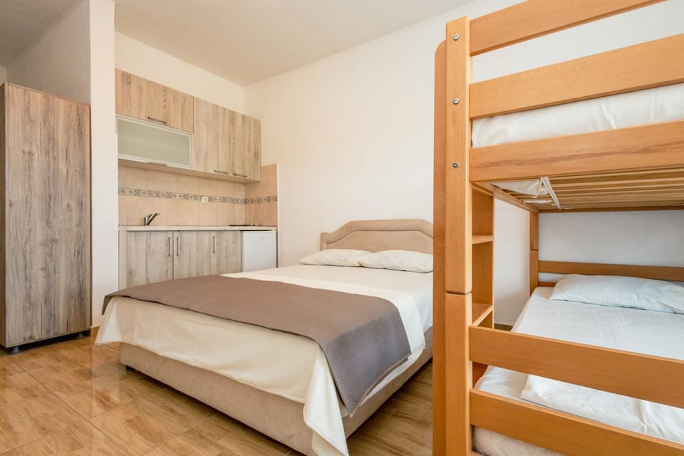 Bed, Kitchen or kitchenette, Bedroom, bunk bed