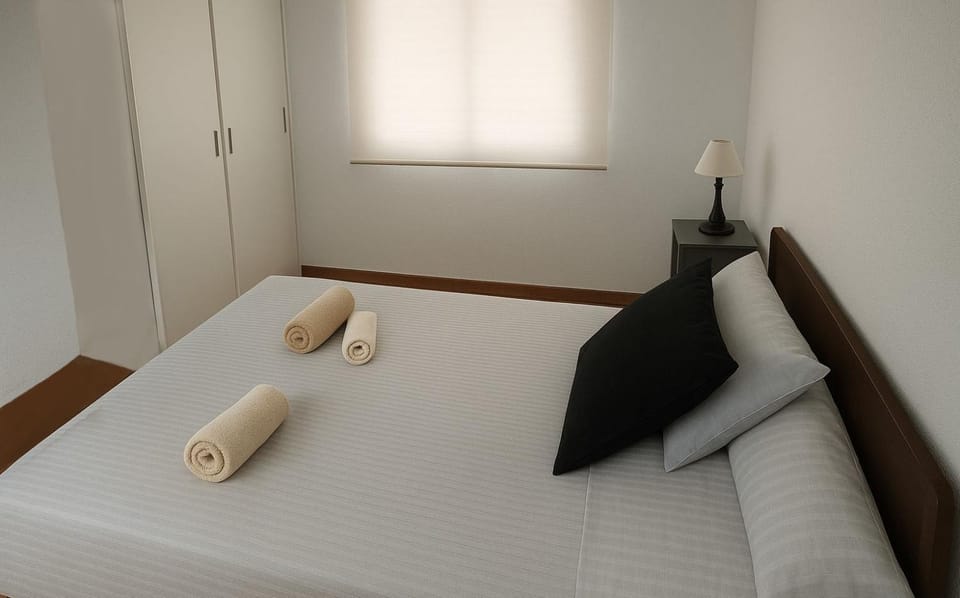 Bed, Bedroom, towels
