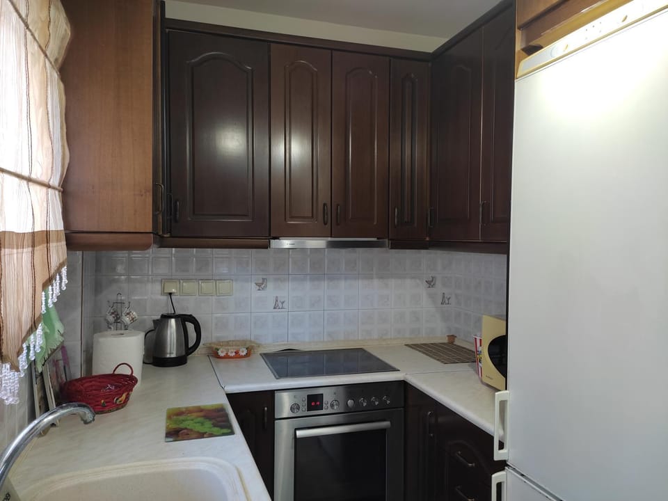 Coffee/tea facilities, Kitchen or kitchenette, dishwasher, oven, stove
