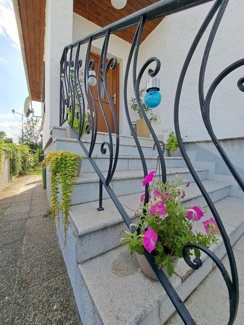 Facade/entrance, View (from property/room)