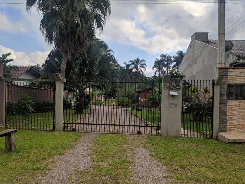 Condomínio Containers está localizado a 900m do centro de Morretes, local calmo e em meio a mata Atlântica Apartment in State of Paraná