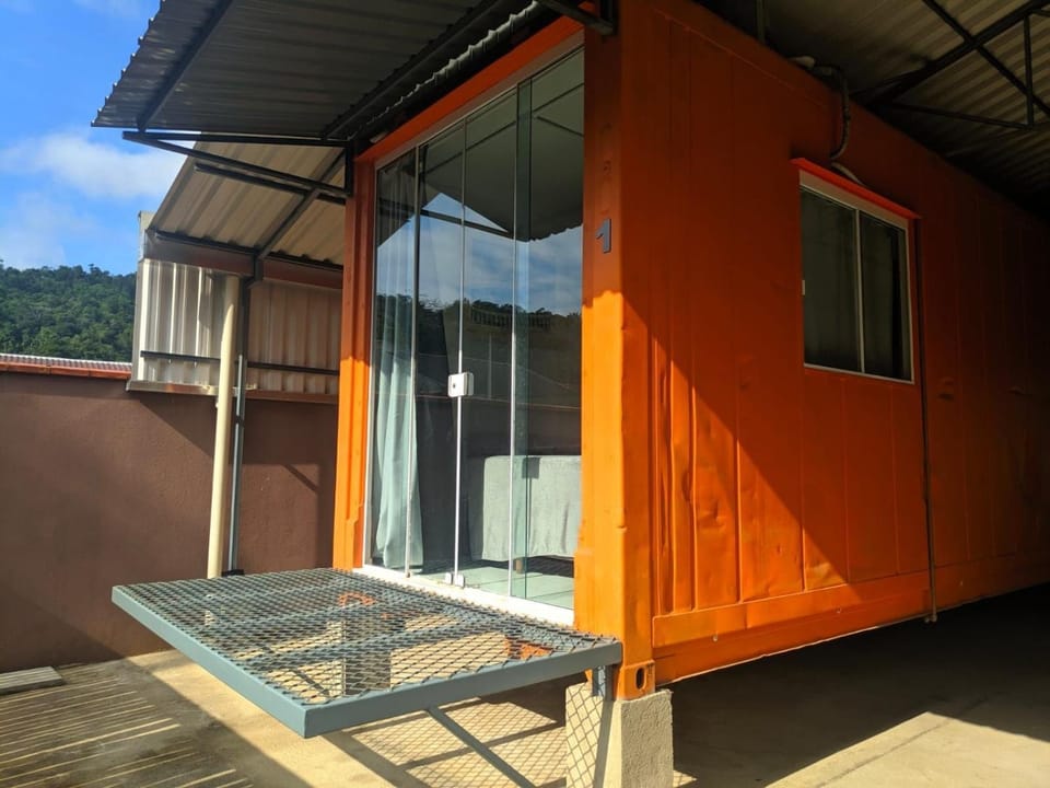 Condomínio Containers está localizado a 900m do centro de Morretes, local calmo e em meio a mata Atlântica Apartment in State of Paraná
