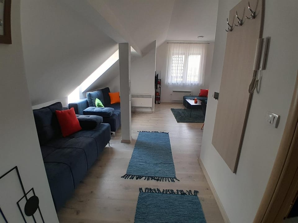 Bed, Living room, Photo of the whole room, Seating area