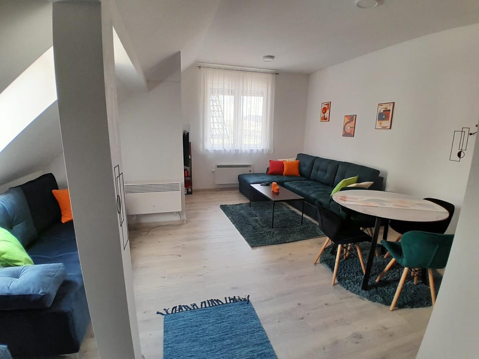 Bed, Living room, Photo of the whole room, Seating area, Dining area