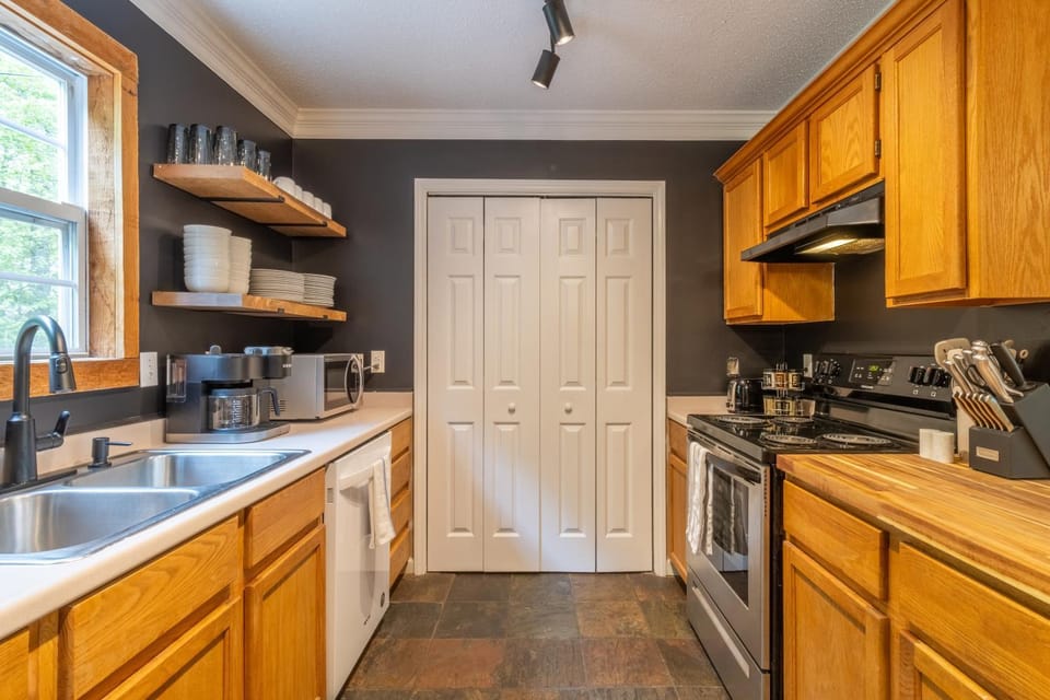 Coffee/tea facilities, Kitchen or kitchenette, dishwasher, stove, toaster